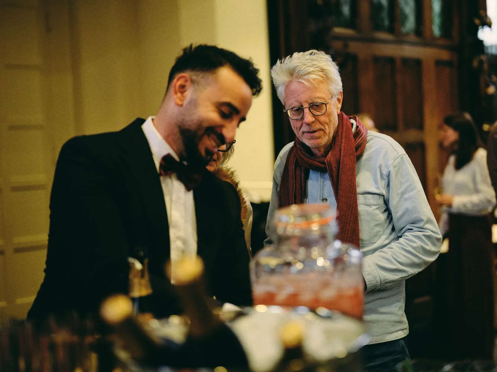 Gasten aan de bar tijdens het aperitief, catering door HEAT op een event