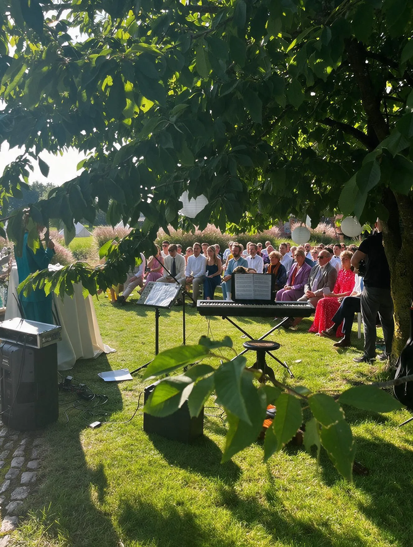 Ceremonie met live pianomuziek in de avondzon op Speghelhof