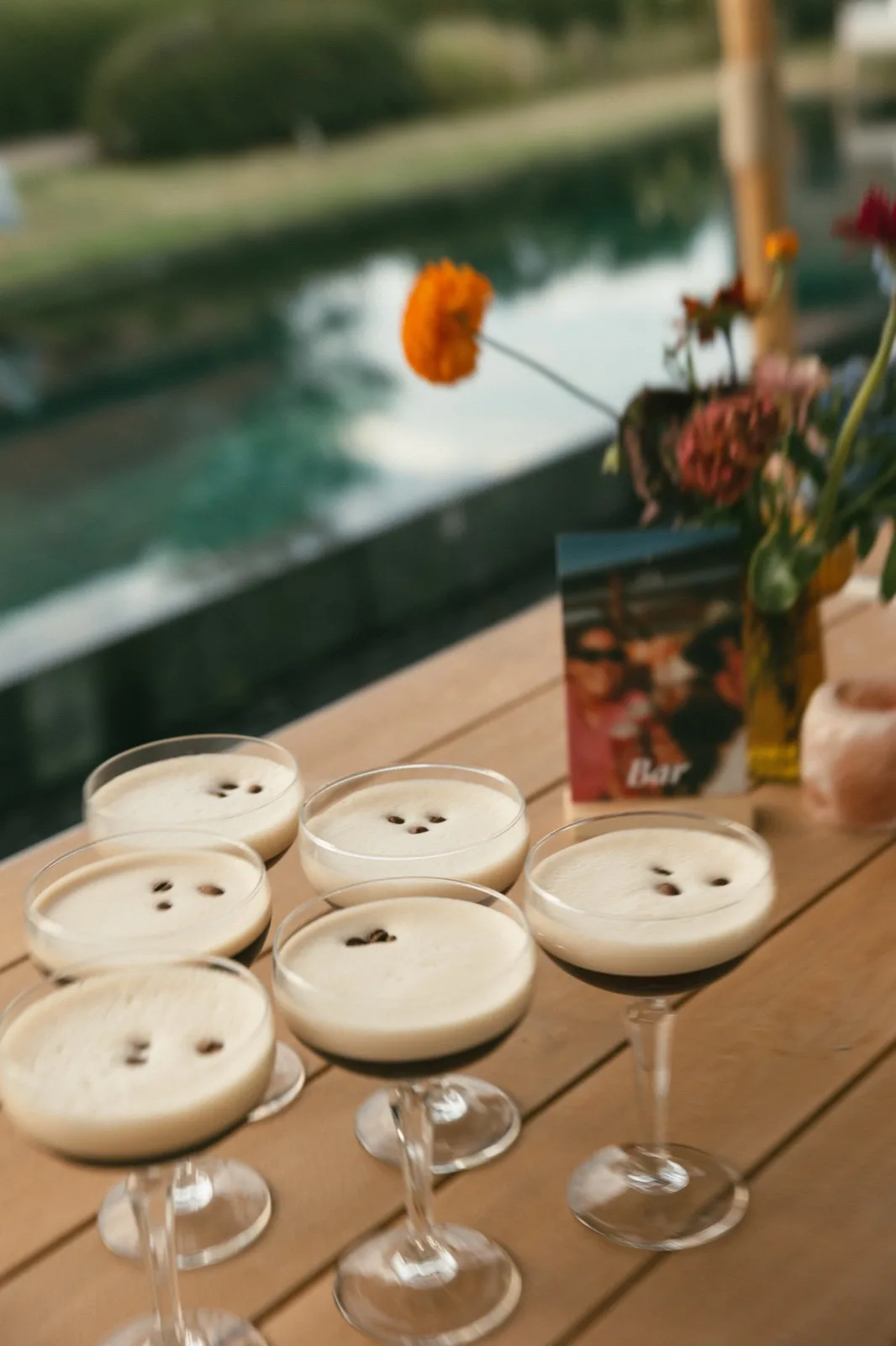 Espresso martini’s klaar aan de bar bij de vijver op Speghelhof