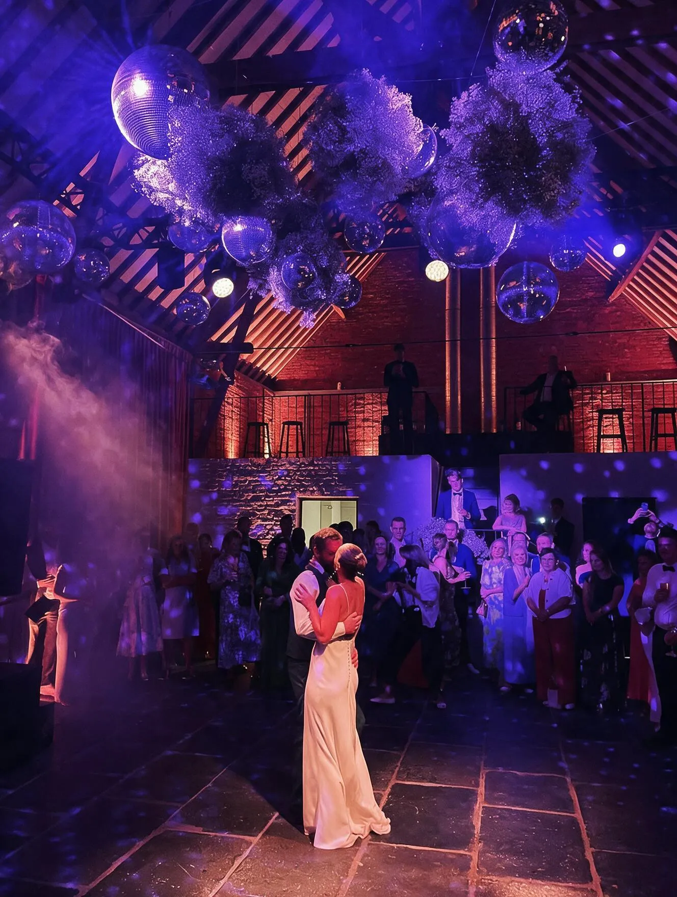 Openingsdans onder de discoballen in de feestschuur van Speghelhof